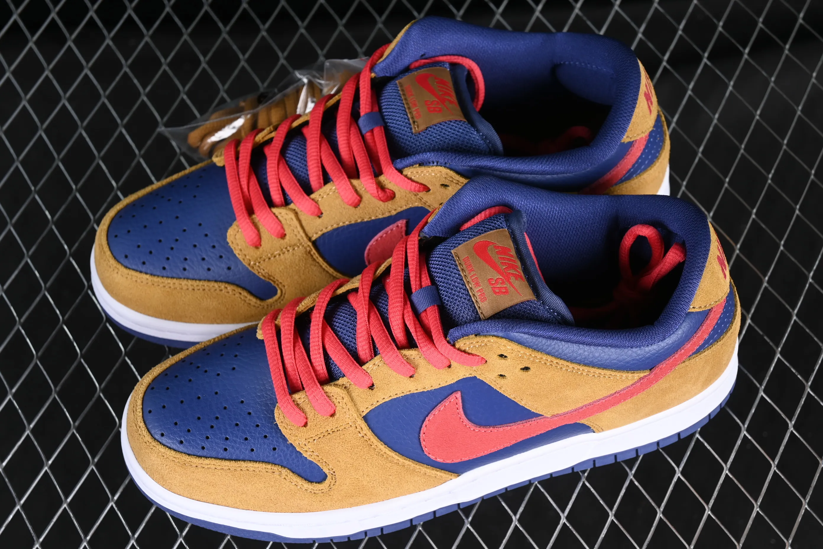 All categories Nk SB Dunk series Nk SB Dunk Low low-top sneakers Nk SB Dunk Low dark brown, white and yellow color SB smashed backboard fashion casual sneakers BQ6817-700